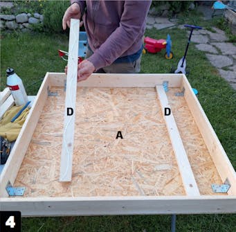 Plantevegg: Monter de lange avstandslistene Plantevegg: Monter de lange avstandslistene